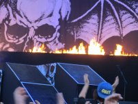 : Az Avenged Sevenfold nemcsak a hangulatot, hanem a színpadot is feltüzelte