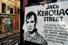 : San Francisco 1988 januárjában fogadta el a javaslatot, hogy utcát nevezzenek el Jack Kerouacról – Ezt ünnepli ez a korabeli hirdetőtábla