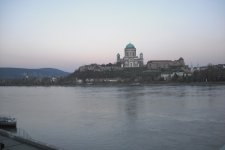 : A Duna túlpartjáról is lehet gyönyörködni a Várhegyben és a bazilikában 