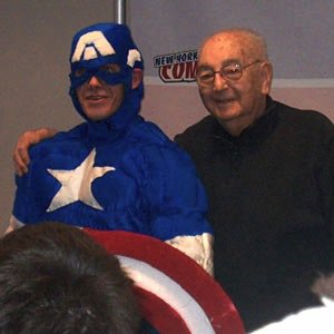 : Emberek a képregények hőskorából: Joe Simon és Amerika kapitány 2006-ban, a New York Comic Con kiállításon