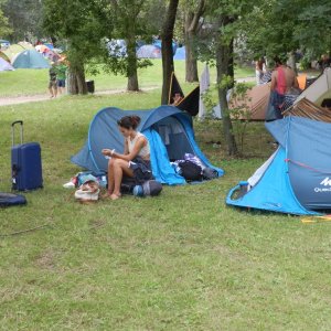 : A célba érkezés pillanatai: „A gyakorlott fesztiválozó igyekszik gyorsan túlesni, túllendülni a formaságokon… Az elsőbálozó pedig még ezeket is élvezi! Úgymint karszalag, bejutás, ideálisnak vélt sátorhely felkutatása, meglelése, lefoglalása… És igyekszik