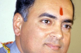 : Radzsiv Gandhi jellegzetes indiai öltözékben