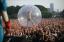 Egy jellegzetes jelenet a Flaming Lips koncertjéről – A gömbben ott pörög a közönség feje felett Wayne Coyne énekes