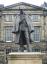 Sir Arthur Conan Doyle-nak a hetvenes évek elején lebontott szülőházára, illetve ma már csak annak hűlt helyére néz az Edinburghban felállított Holmes-szobor