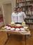 Noémi kolléganőjével és a Reök-cukrászcsapat által készített díjnyertes tortákkal, melyek a Szeged és Nizza testvérvárosi kapcsolat 50. évfordulója alkalmából kiírt verseny első helyezettjei lettek: francia krémsajtos mousse, diós linzer diós krémmel, kör